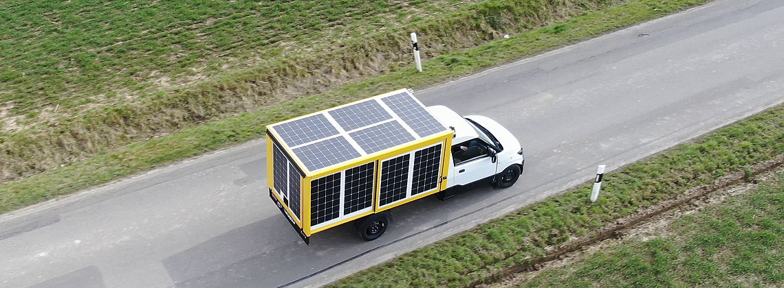 Elektrofahrzeug mit Solarzellen auf der Straße