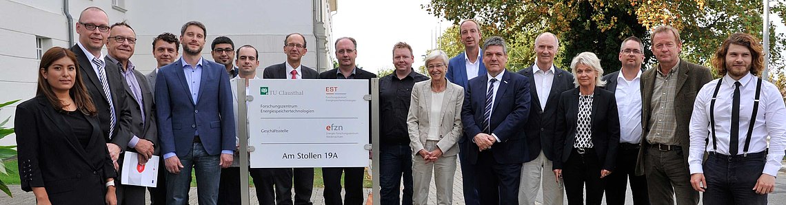 Personen stehen nebeneinander in der Nähe des EST/EFZN-Gebäudes