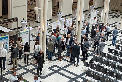 Personen besuchen eine Veranstaltung und sprechen miteinander 