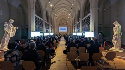 Personen besuchen eine Präsentation bei einer Veranstaltung