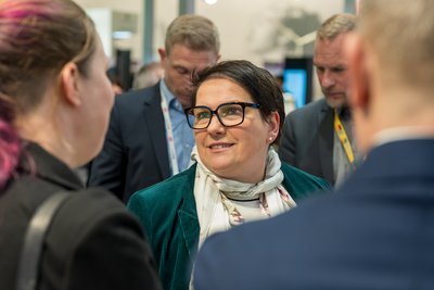 Eine Frau inmitten von Personen 