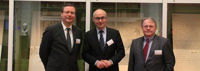 Drei Personen stehen nebeneinander