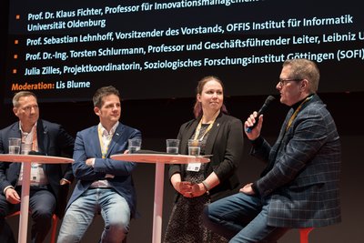 Menschen auf dem Podium bei der Hannover Messe