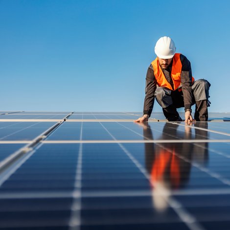 Ein Mann installiert Solarpanels