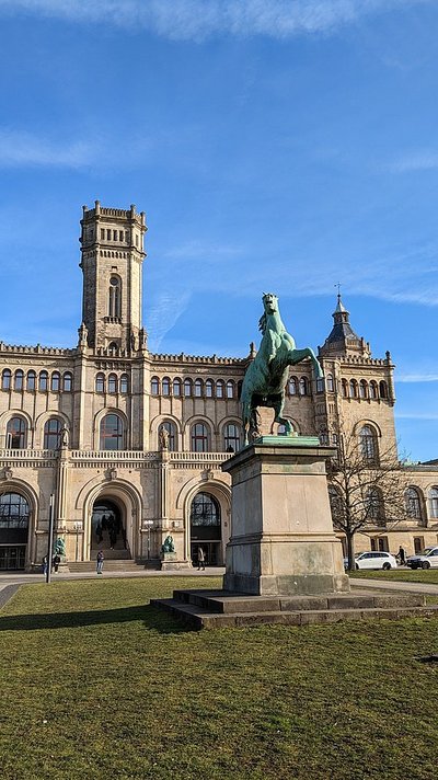 Pferdestatue vor einem Gebäude