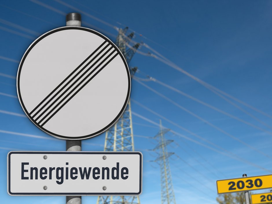 Ein Verkehrsschild zur Aufhebung der Geschwindigkeitsbegrenzung, unter dem "Energiewende" steht