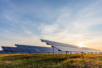 Solaranlage in der Fläche im Morgengrauen