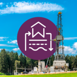 Bohrturm für geoenergetische Bohrung mit dem Logo der Forschungsplattform Geoenergiesysteme