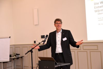 Person am Rednerpult hält eine Präsentation