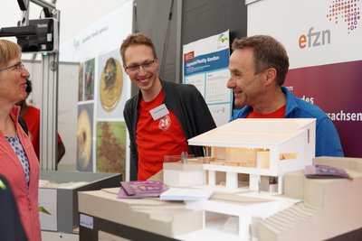 efzn-Wissenschaftler:innen an einem Stadt beim Tag der Niedersachsen 2026 in Braunschweig