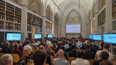 Viele Menschen verfolgen in der Paulinerkirche die Göttinger Energietagung