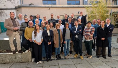 Menschen vor einem Gebäude mit gelber Fassade am Werkhof Hannover