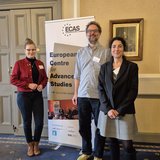 Zwei Frauen und ein Mann vor einem Roll up