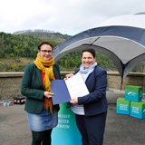Melanie Walter (rechts), Niedersachsens Ministerin für Europa und Regionale Landesentwicklung, übergibt den Förderbescheid an Dr.-Ing. Sylvia Schattauer, Präsidentin der TU Clausthal.