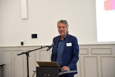 Person am Rednerpult hält eine Präsentation