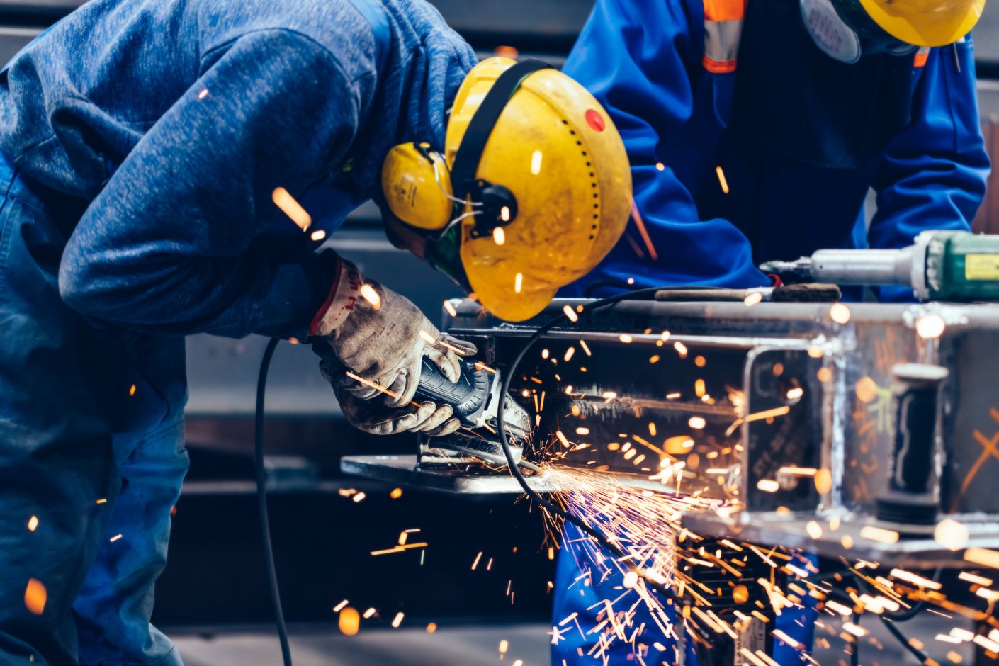 Menschen arbeiten in einer Fabrik
