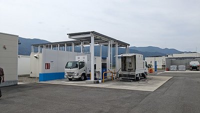 Zwei Kofferaufbauten werden mit Wasserstoff-Energie geladen