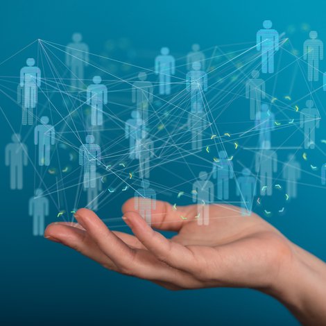 Digitalgrafik eines viele Menschen verbindenden Netzes über einer Hand