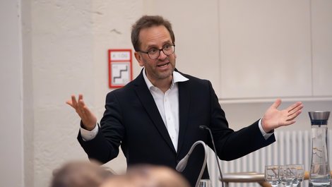 BNetzA-Präsident Klaus Müller eröffnet die Göttinger Energietagung