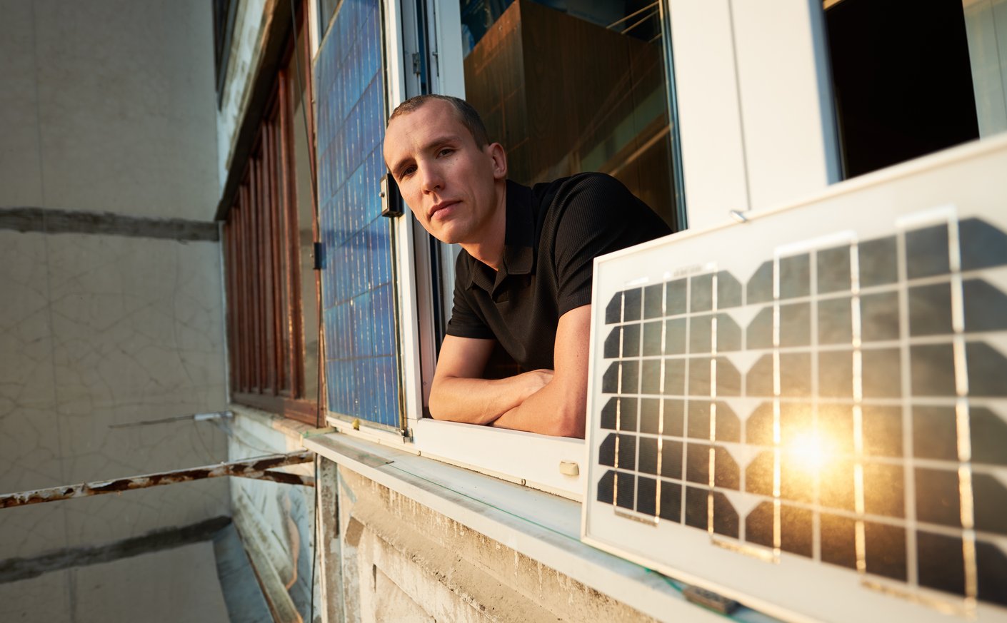 Mensch neben Balkin-Solar-Panel