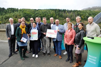 Projektteilnehmende und -fördernde auf der Staumauer der Okertalsperre im Harz. 