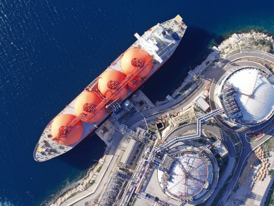Ein Schiff zum Transport verflüssigter Gase dockt an einem dafür vorgesehenen Terminal