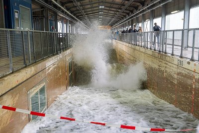 Ein Tunnel mit starkem Wasserfluss