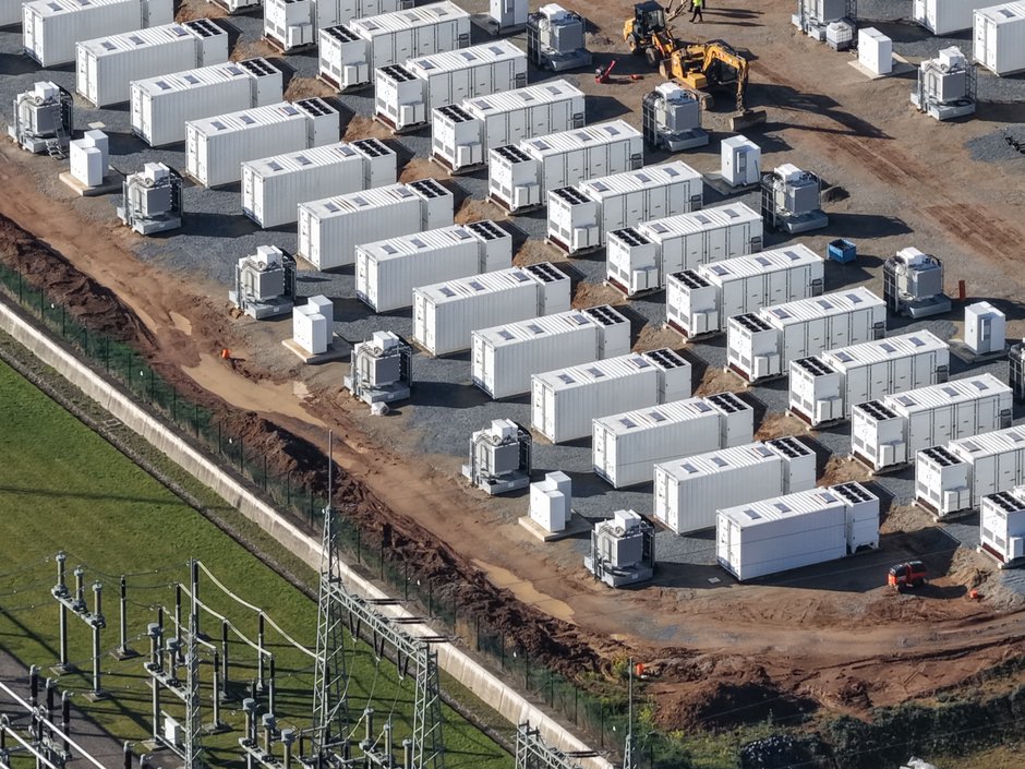 Luftaufnahme eines im bau befindlichen Batteriespeichers