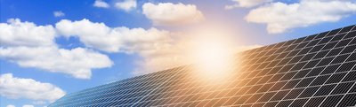 Sonne scheint auf eine Solarzelle